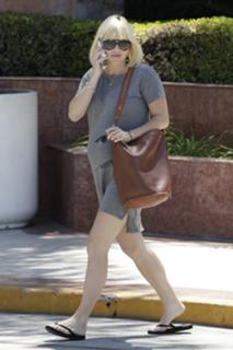 Anna Faris feet photo thumbnail