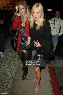 Anna Faris feet photo thumbnail