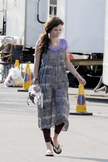 Anna Friel feet photo thumbnail