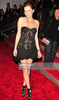 Anna Friel feet photo thumbnail