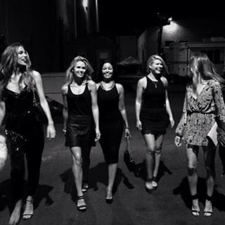 Anna Hutchison feet photo thumbnail