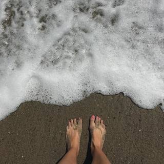 Anna Hutchison feet photo thumbnail