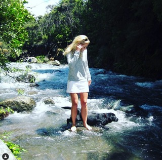 Anna Hutchison feet photo thumbnail