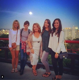 Anna Hutchison feet photo thumbnail