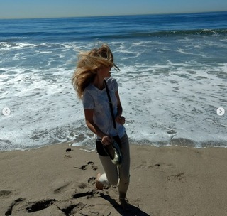 Anna Hutchison feet photo thumbnail