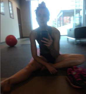 Anna Hutchison feet photo thumbnail