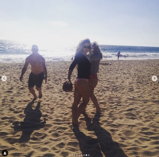 Anna Hutchison feet photo thumbnail