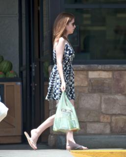 Anna Kendrick feet photo thumbnail