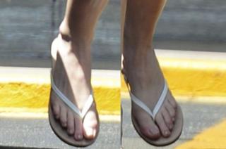 Anna Kendrick feet photo thumbnail