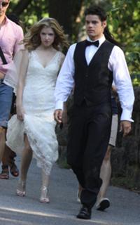 Anna Kendrick feet photo thumbnail