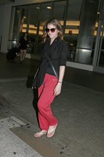 Anna Kendrick feet photo thumbnail