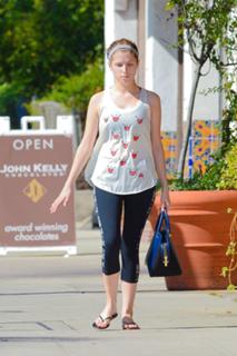 Anna Kendrick feet photo thumbnail