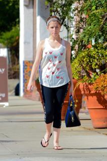 Anna Kendrick feet photo thumbnail