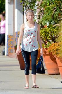 Anna Kendrick feet photo thumbnail