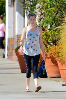 Anna Kendrick feet photo thumbnail