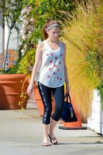 Anna Kendrick feet photo thumbnail