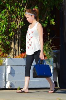 Anna Kendrick feet photo thumbnail