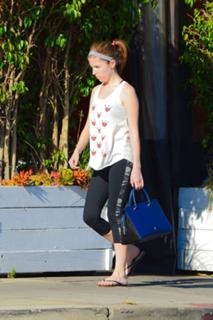 Anna Kendrick feet photo thumbnail