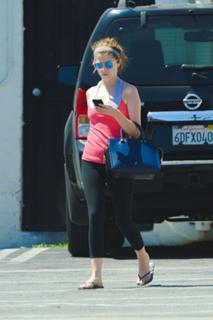 Anna Kendrick feet photo thumbnail