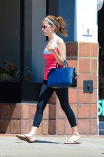 Anna Kendrick feet photo thumbnail