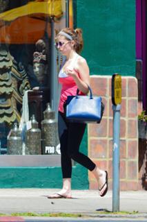 Anna Kendrick feet photo thumbnail