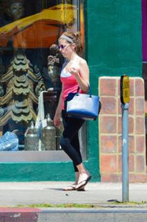 Anna Kendrick feet photo thumbnail