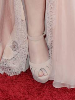 Anna Kendrick feet photo thumbnail