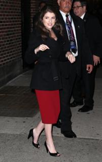 Anna Kendrick feet photo thumbnail
