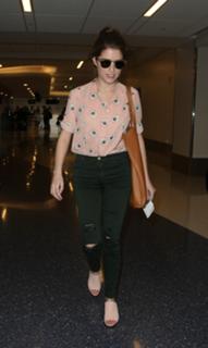 Anna Kendrick feet photo thumbnail