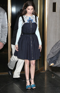 Anna Kendrick feet photo thumbnail