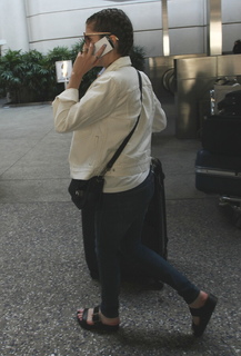 Anna Kendrick feet photo thumbnail