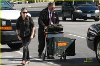 Anna Kendrick feet photo thumbnail