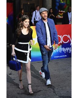 Anna Kendrick feet photo thumbnail