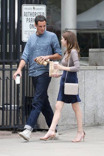 Anna Kendrick feet photo thumbnail