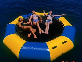 Anna Kendrick feet photo thumbnail