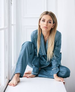 Anna Khilkevich feet photo thumbnail