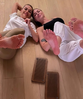 Anna Khilkevich feet photo thumbnail