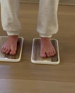 Anna Khilkevich feet photo thumbnail