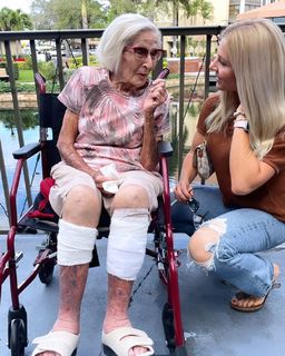 Anna Kooiman feet photo thumbnail