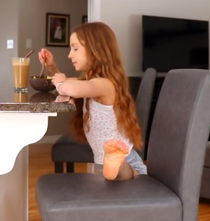 Anna McNulty feet photo thumbnail