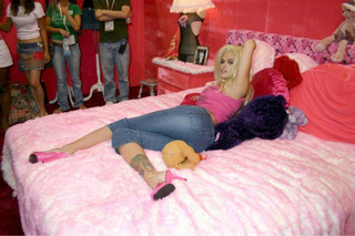 Anna Nicole Smith feet photo thumbnail