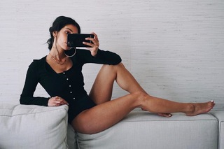Anna Nooshin feet photo 9