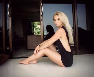 Anna Nystrom feet photo thumbnail