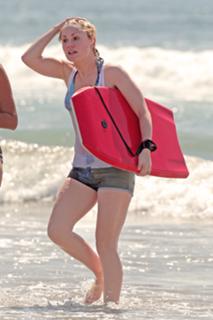 Anna Paquin feet photo thumbnail