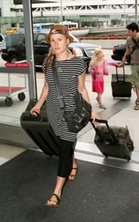 Anna Paquin feet photo thumbnail