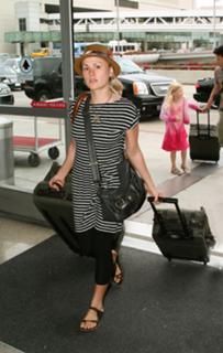 Anna Paquin feet photo thumbnail
