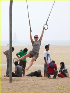 Anna Paquin feet photo thumbnail