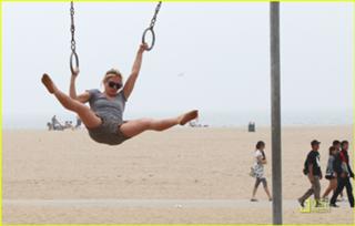 Anna Paquin feet photo thumbnail