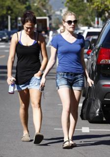 Anna Paquin feet photo thumbnail