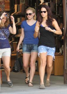 Anna Paquin feet photo thumbnail